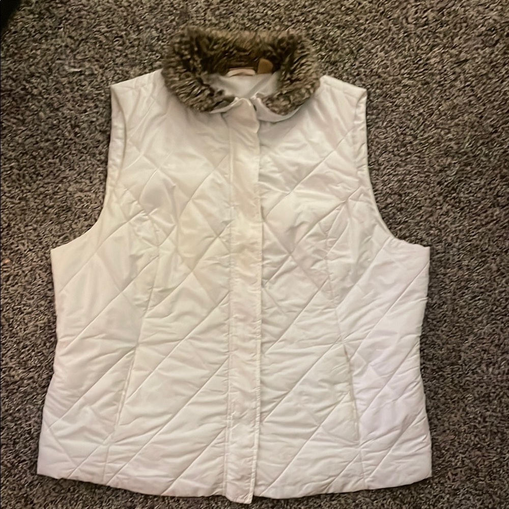 Northcrest Women's White Cream Quilted Detail Vest with Faux Fur Collar
